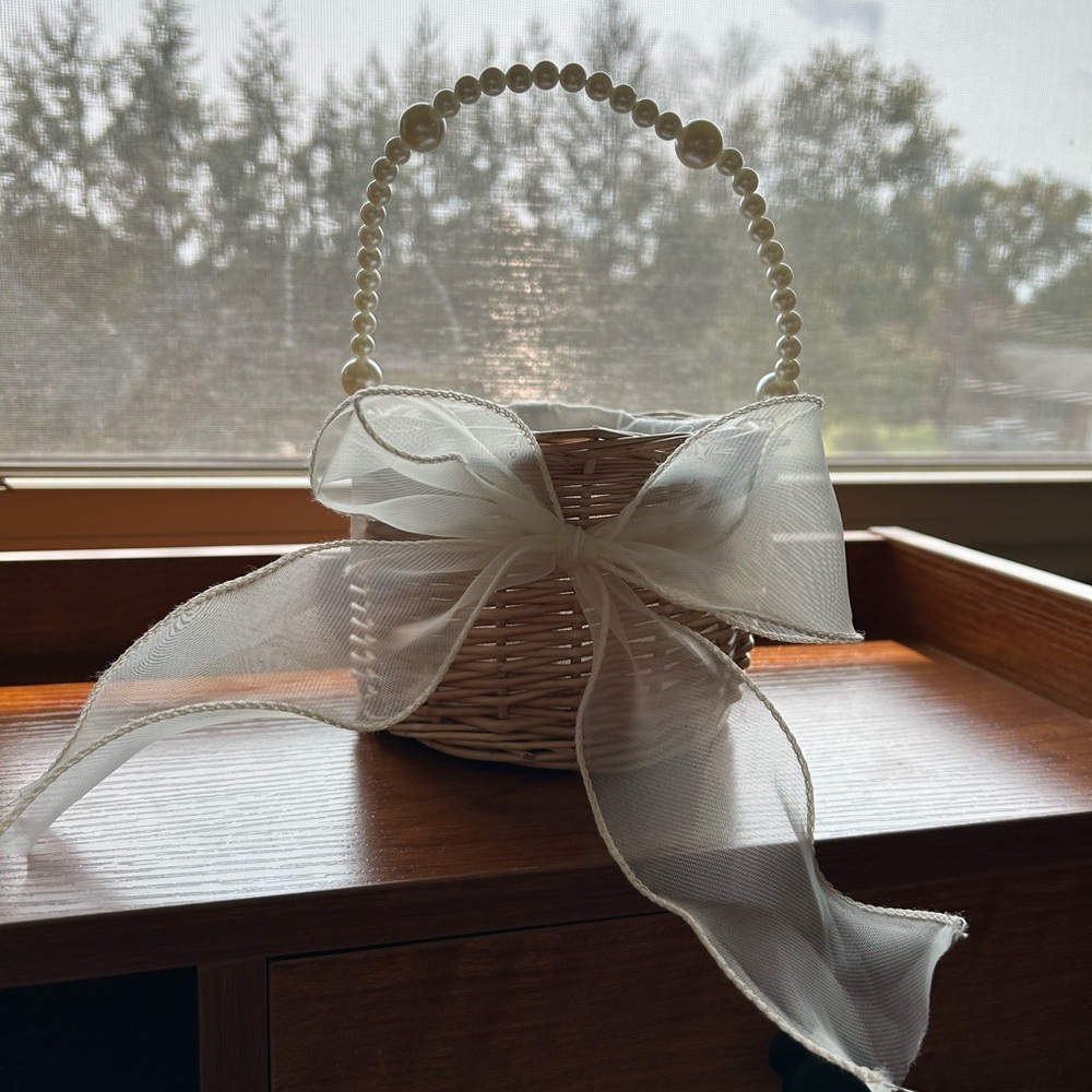 Flower Girl: Elegant Cream Wicker Bag with Pearl Handle